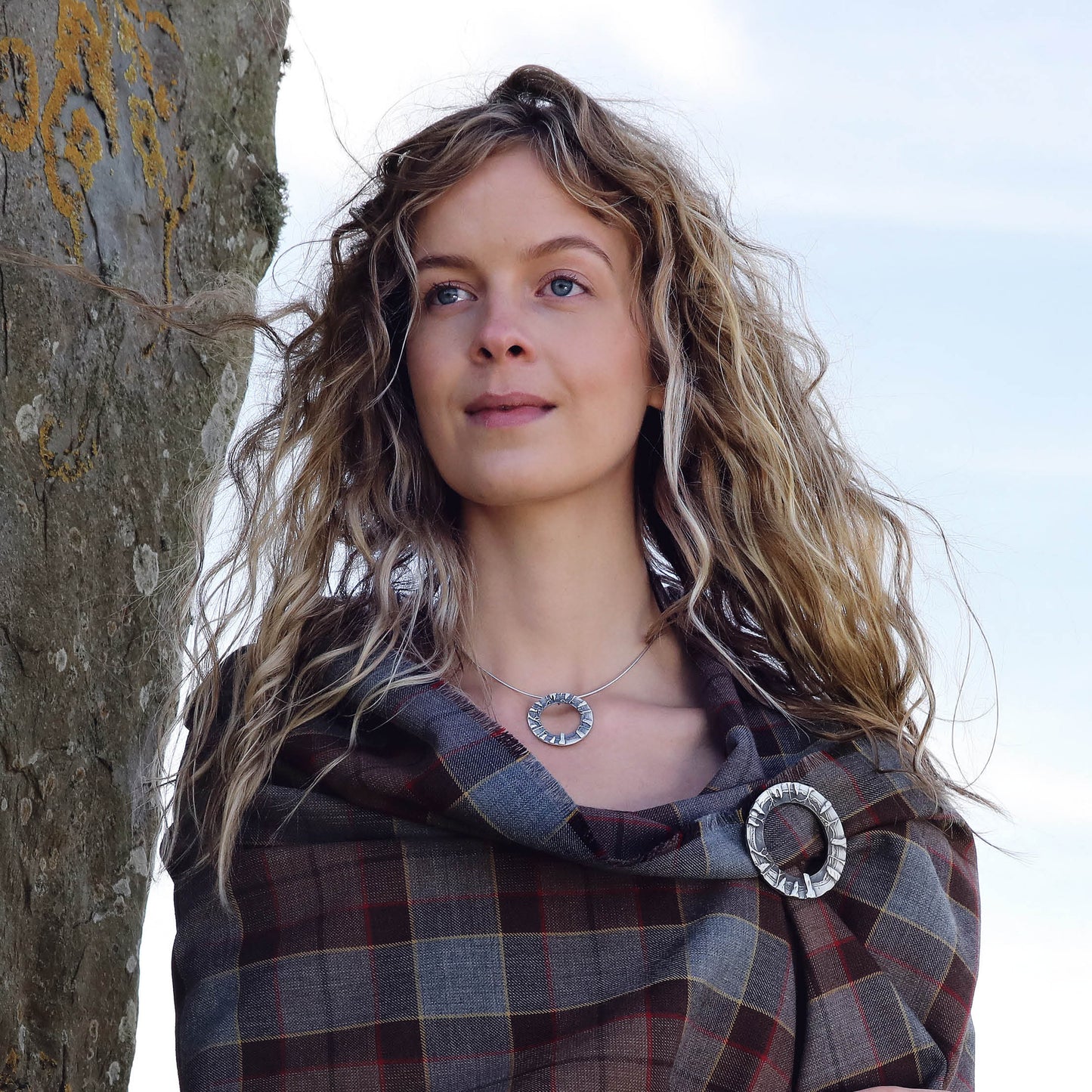 Based on the Craigh na Dun stone circle featured in the Outlander TV series, Sterling Silver Neckwire handmade by Aurora Jewellery Orkney, Scotland